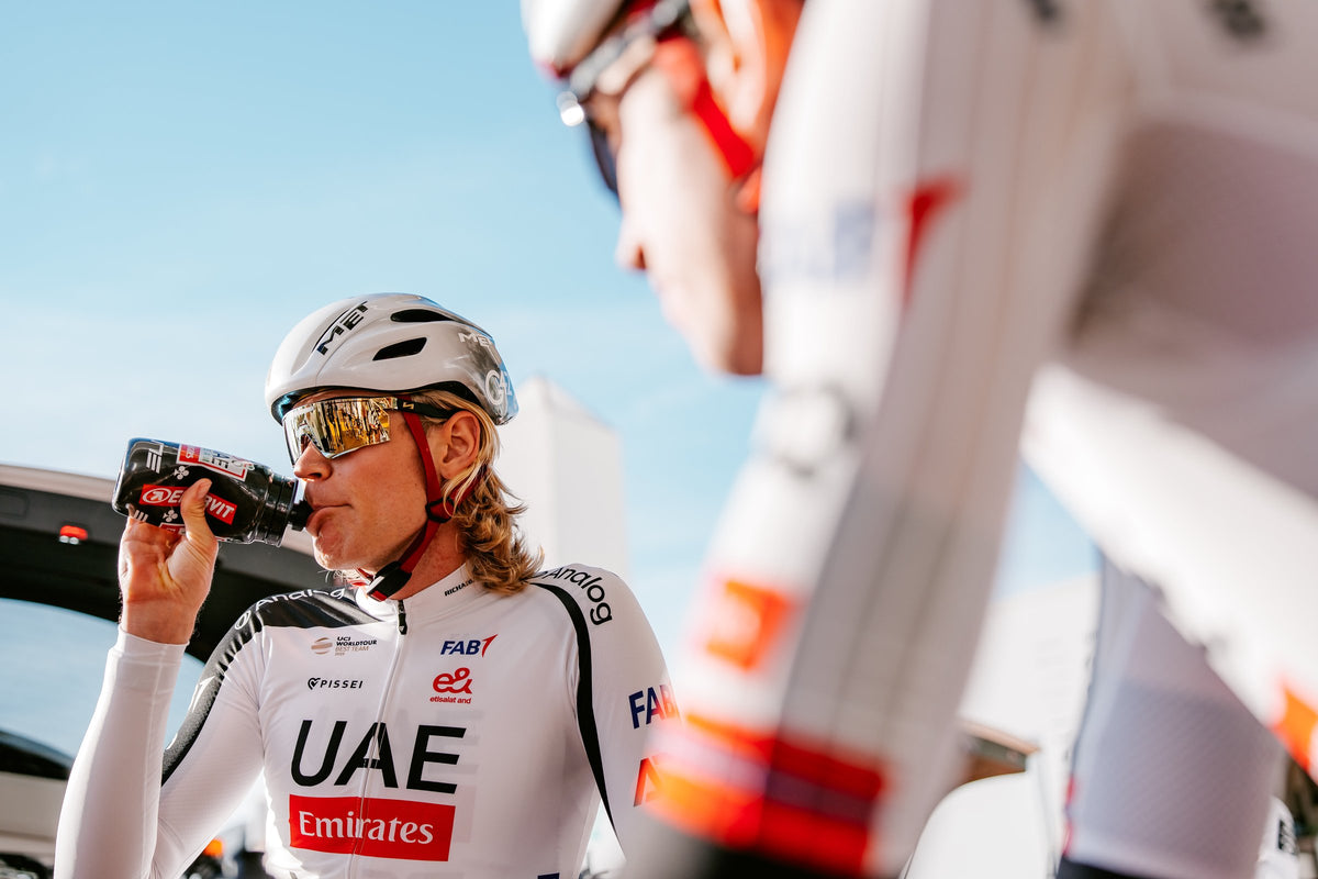 UAE Team Emirates XRG – Sezóna 2026: jezdec UAE Team Emirates XRG s lahví ENERVIT