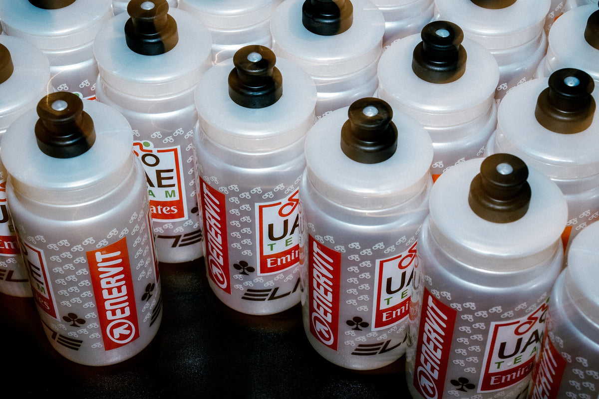 UAE Team Emirates XRG – Lahve ENERVIT s logem týmu UAE Team Emirates XRG