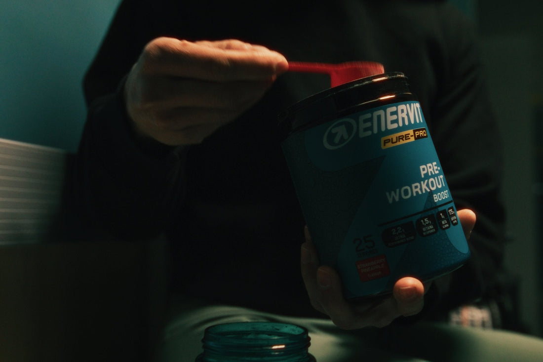 ENERVIT PRE-Workout Boost s odměrkou před tréninkem