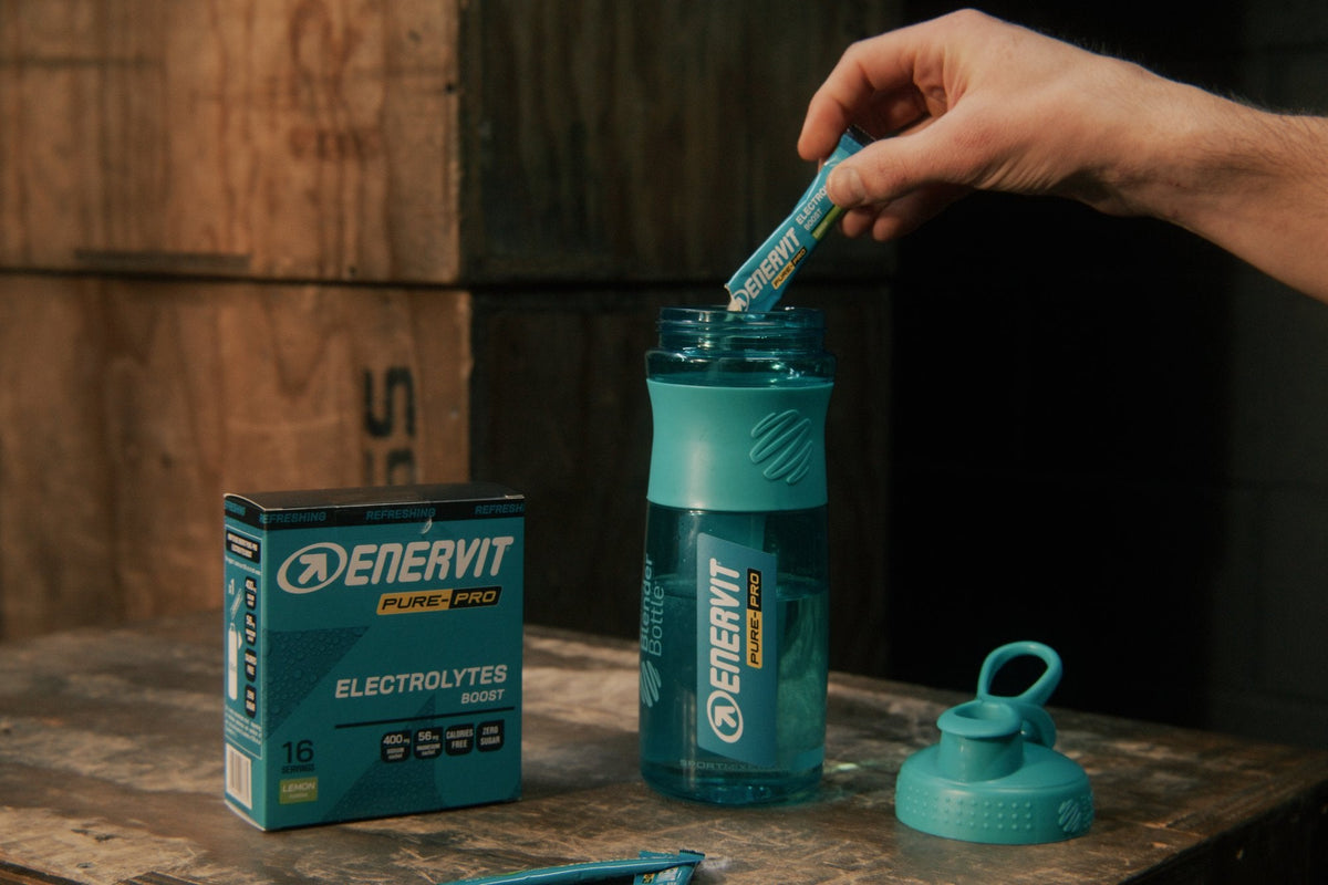 Elektrolyty ENERVIT Electrolytes Boost se sypou do láhve s vodou