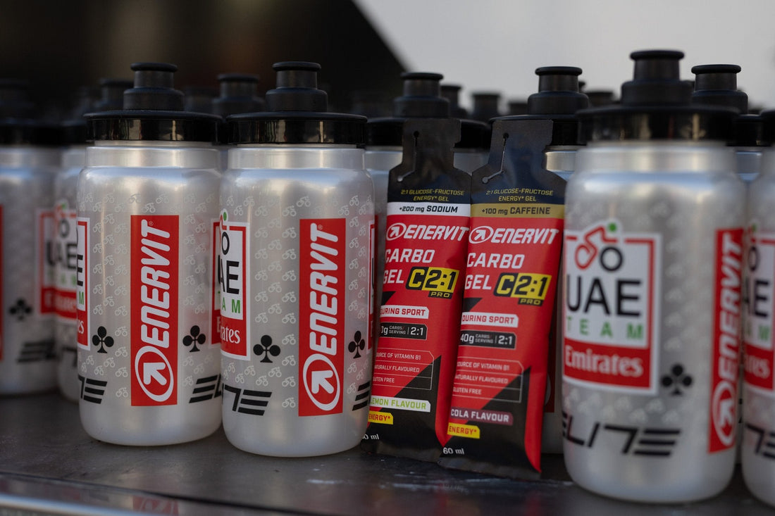 Gely ENERVIT Carbo Gel C2:1 s poměrem glukózy a fruktózy 2:1 mezi láhvemi