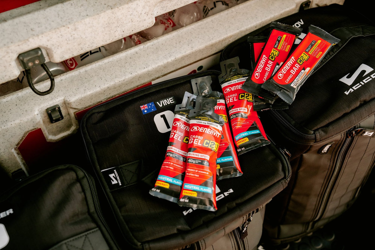 Gely ENERVIT Carbo Gel C2:1 a tyčinky Carbo Bar C2:1 připravené na trénink