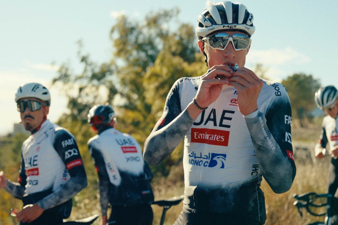 Cyklisté UAE Team Emirates XRG jedí tyčinky během zastávky na tréninku