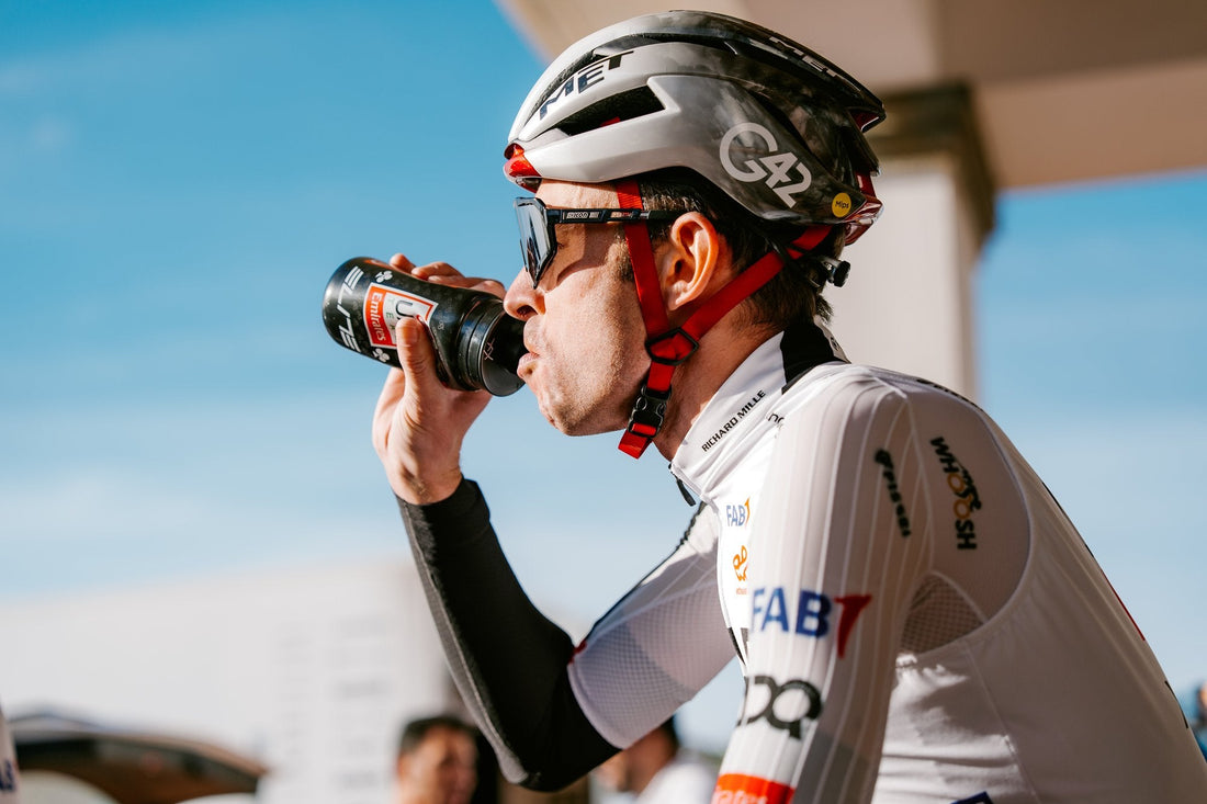 Cyklista UAE Team Emirates XRG pije z láhve před tréninkem