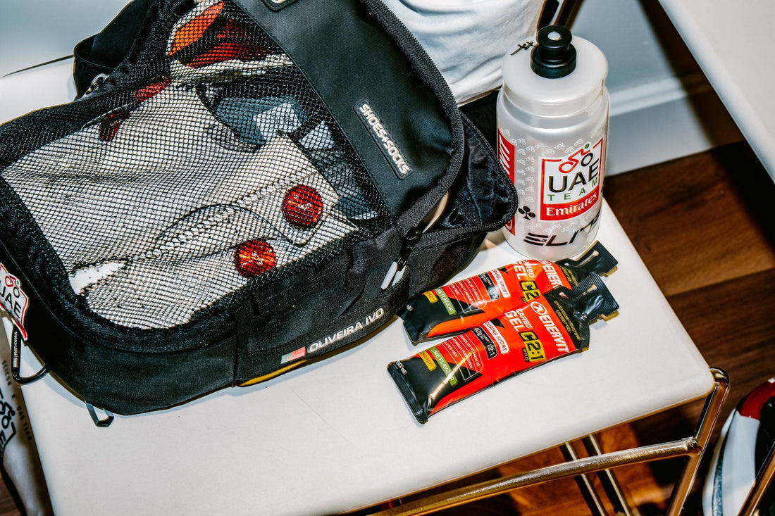 Gely ENERVIT Carbo Gel C2:1 a láhev u tašky cyklisty UAE Team Emirates XRG