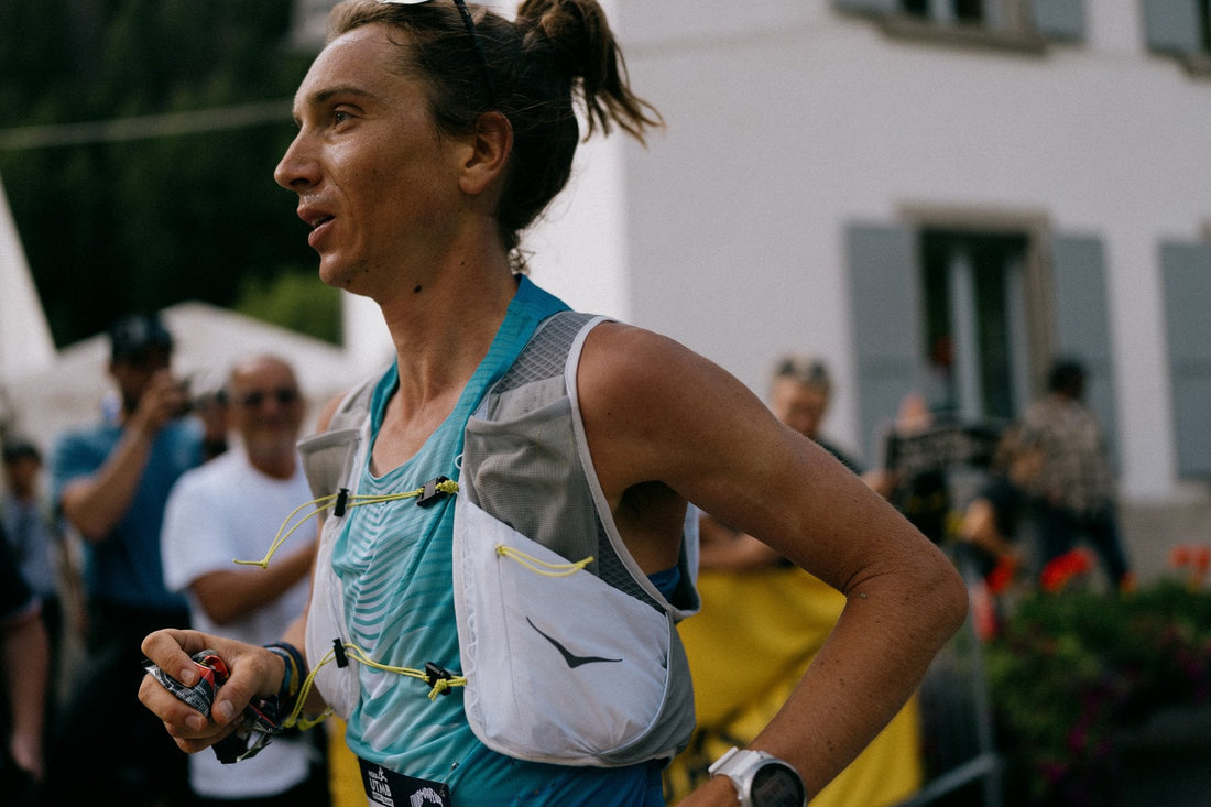 Trailový běžec na občerstvovací stanici během horského ultramaratonu