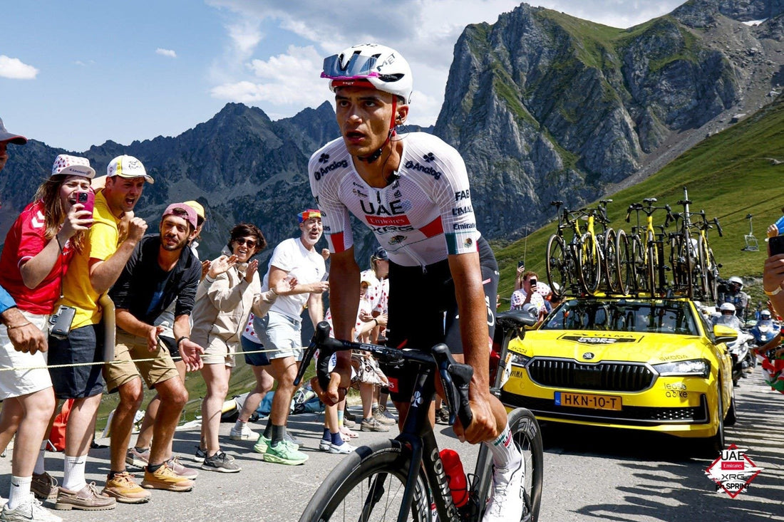 Cyklista UAE Team Emirates XRG ve stoupání v horách
