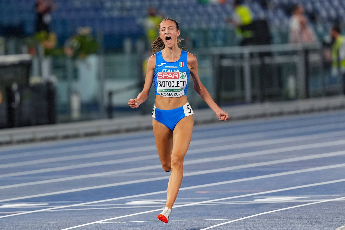 Běžkyně v cíli závodu na atletickém stadionu