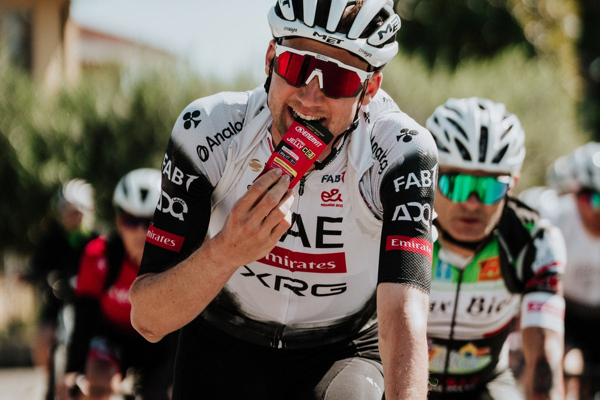 Cyklista jí energetický gel během skupinové jízdy