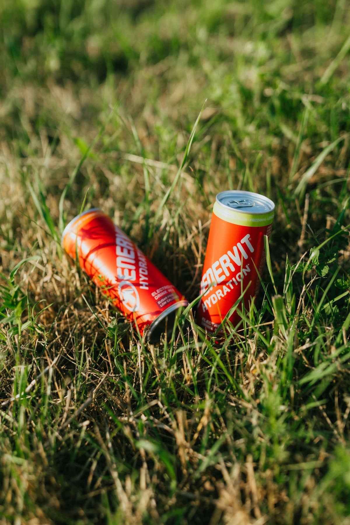 Enervit Hydration – plechovky 250 ml v trávě, citron-limetka a pomeranč