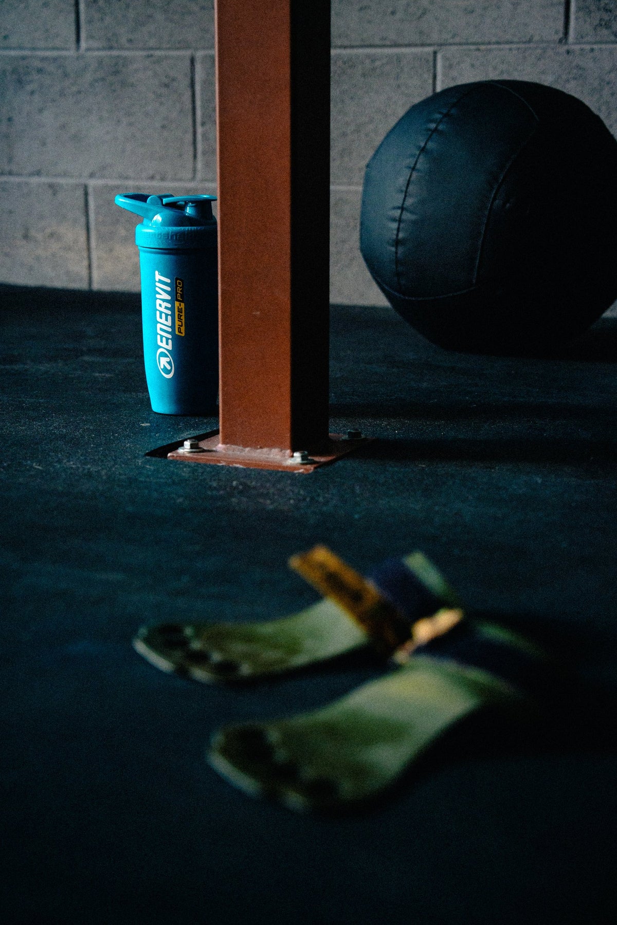 ENERVIT Shaker Reforce 700 ml v posilovně