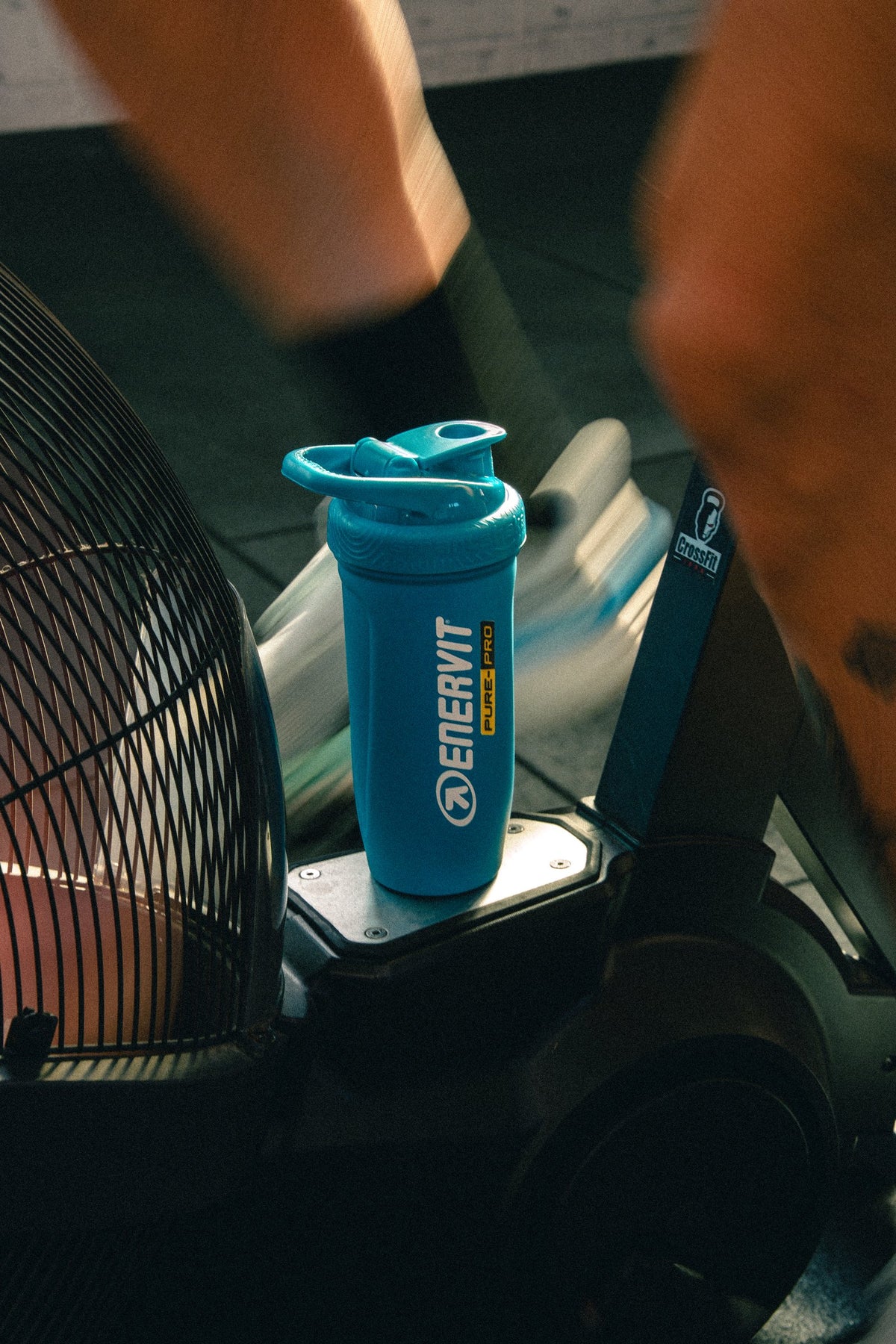 ENERVIT Shaker Reforce 700 ml na trenažéru v posilovně