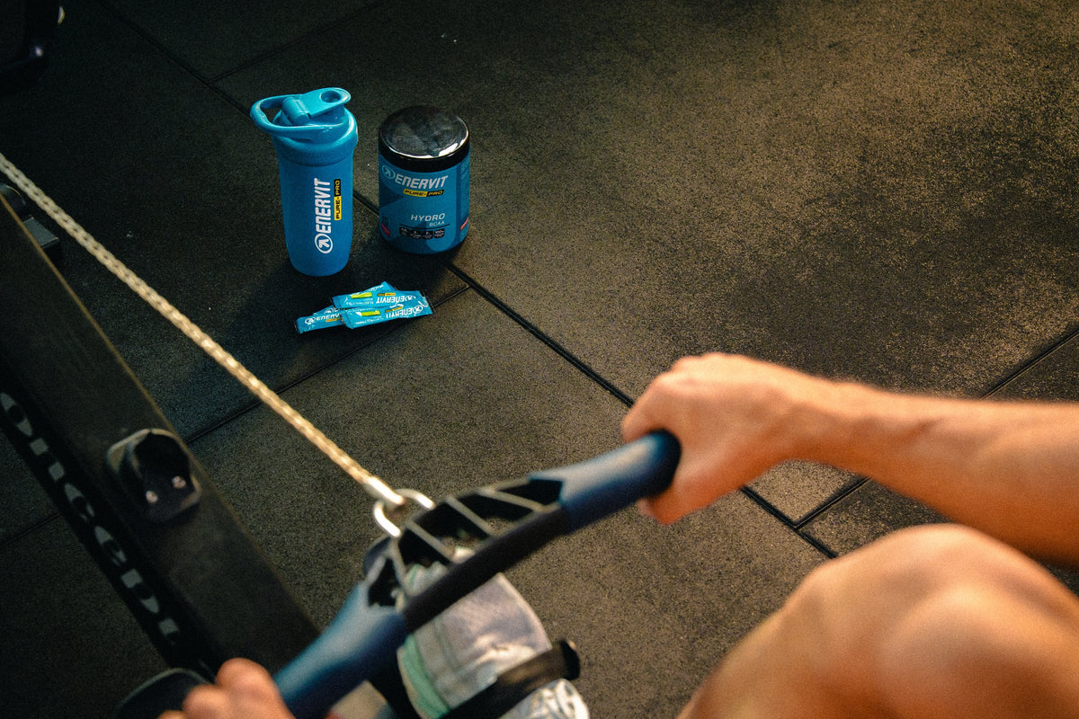 ENERVIT Shaker Reforce 700 ml u veslovacího trenažéru