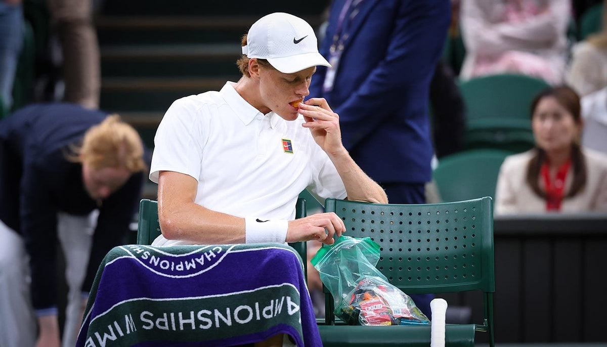 Jannik Sinner – Wimbledon 2025: občerstvení při výměně stran